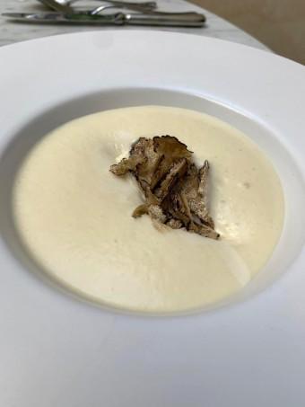 Oeuf parfait, mousse de pdt, creÌme parmesan, truffe © Olivia Goldman