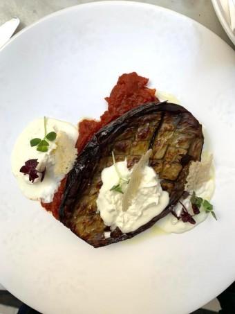 Aubergine frite, burrata, tomates © Olivia Goldman