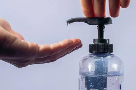 Pour garantir une sécurité totale aux utilisateurs, la marque Kleengel, spécialisée dans la production de gel hydroalcoolique pour les services hospitaliers, a décidé d'ouvrir l'utilisation de leur produit à tous les particuliers (Visuel Kleengel) Pour garantir une sécurité totale aux utilisateurs, la marque Kleengel, spécialisée dans la production de gel hydroalcoolique pour les services hospitaliers, a décidé d'ouvrir l'utilisation de leur produit à tous les particuliers (Visuel Kleengel)