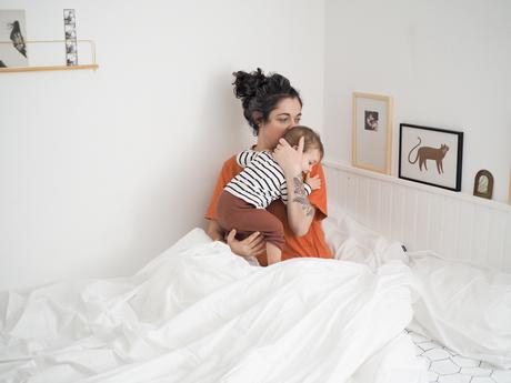 Matin câlin avec bébé avec le linge de lit Wopilo