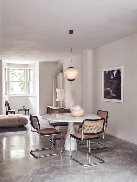 salle à manger sol brut table ronde marbre chaise B32 CESCA Marcel Breuer