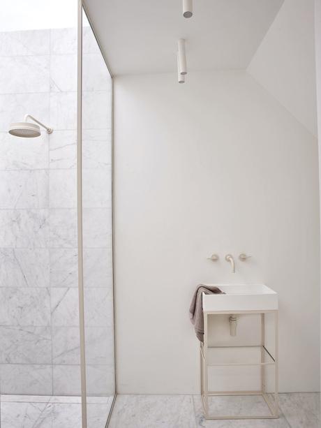 salle de bain minimaliste marbre grès cerame laiton blog déco - clem around the corner