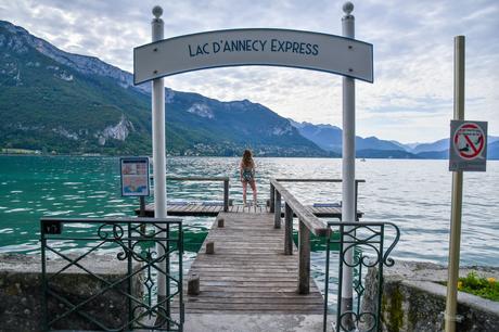 Perrine est au bord du lac d'Annecy