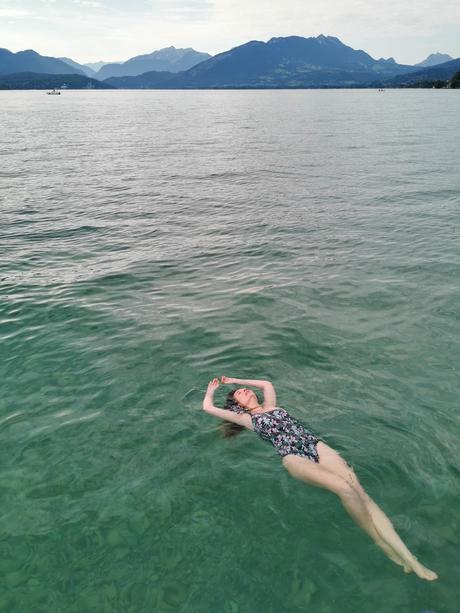 Perrine se baigne dans le lac d'Annecy