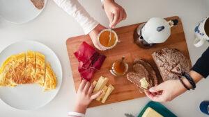 Un petit-déjeuner et des tartines automnales avec du pain de seigle valaisan AOP