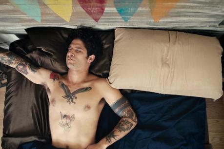 OUPS : Tyler Posey se défringue dans “Alone”