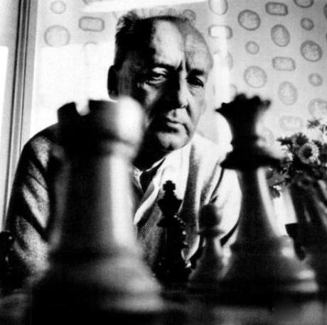 « Ce n'est pas pour s'amuser qu'il joue aux échecs : il célèbre un culte. » affirmait Vladimir Nabokov (1899-1977) « Ce n'est pas pour s'amuser qu'il joue aux échecs : il célèbre un culte. » affirmait Vladimir Nabokov (1899-1977)