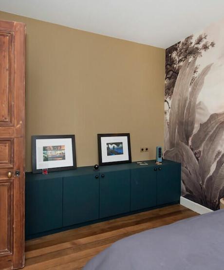 chambre mur peinture ocre meuble bas bleu superfront