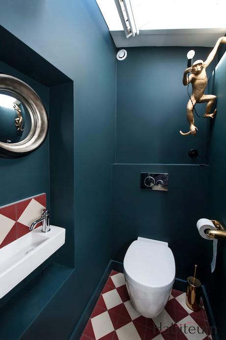 Une maison colorée à Saint Germain en Laye design wc toilettes originaux bleu canard carrelage triangle blanc rouge bordeaux lave-main extra fin étroit