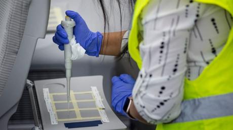 Boeing et l’Université d’Arizona présentent des techniques et des outils de nettoyage efficaces contre la propagation de la COVID-19 Boeing et l’Université d’Arizona présentent des techniques et des outils de nettoyage efficaces contre la propagation de la COVID-19