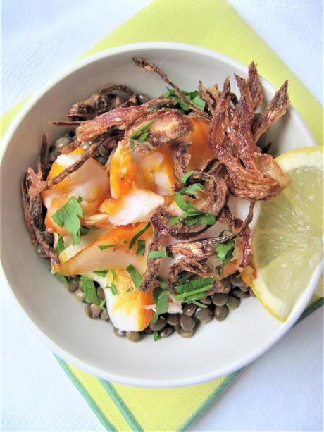 Salade de lentilles au haddock & oignon croustillant