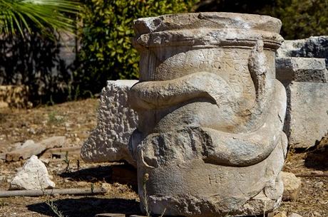 Un autel avec une représentation de serpent vieux de 2000 ans découvert dans l'ancienne ville de Patara en Turquie Un autel avec une représentation de serpent vieux de 2000 ans découvert dans l'ancienne ville de Patara en Turquie