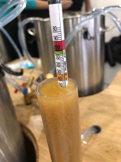 Le densimètre qui permet de déterminer la quantité de sucre et définir la quantité d’alcool dans la bière.  1050 de densité pour 1050 attendus pour une Pale Ale. Ma bière est parfaitement réussie !