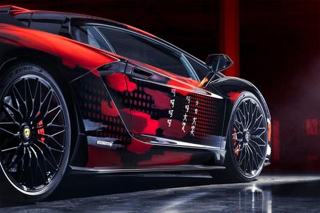 Yohji Yamamoto et Lamborghini présentent leur Aventador S