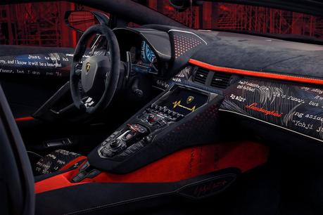 Yohji Yamamoto et Lamborghini présentent leur Aventador S