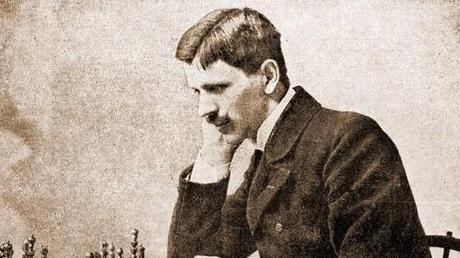 Aux échecs, le grand maître du confinement se nomme Géza Maróczy (1870-1951). Professeur de mathématiques et ingénieur hongrois, il a donné son nom à l’étau de Maróczy. Aux échecs, le grand maître du confinement se nomme Géza Maróczy (1870-1951). Professeur de mathématiques et ingénieur hongrois, il a donné son nom à l’étau de Maróczy.