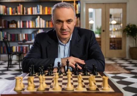 « Le plus grand jeu de l'esprit jamais inventé, plus vous l'apprenez, plus vous y prenez du plaisir. » selon Garry Kasparov.