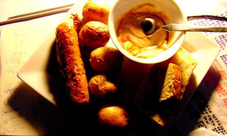 Brochettes de pommes de terre saucisse beyond meat trempette mayo ketchup worcestershire frauxmage salade caprese