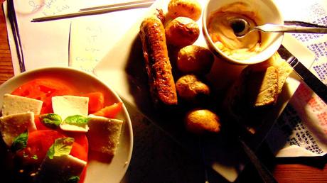 Brochettes de pommes de terre saucisse beyond meat trempette mayo ketchup worcestershire frauxmage salade caprese