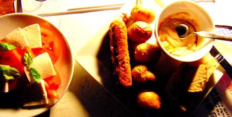 Brochettes de pommes de terre saucisse beyond meat trempette mayo ketchup worcestershire frauxmage salade caprese