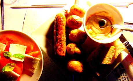 Brochettes de pommes de terre saucisse beyond meat trempette mayo ketchup worcestershire frauxmage salade caprese