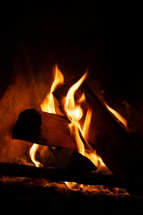 bois flamme feu chauffage hiver - blog déco - clematc