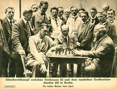Compétition d'échecs à Berlin entre Richard Teichmann et le grand-maître russe Alekhine.