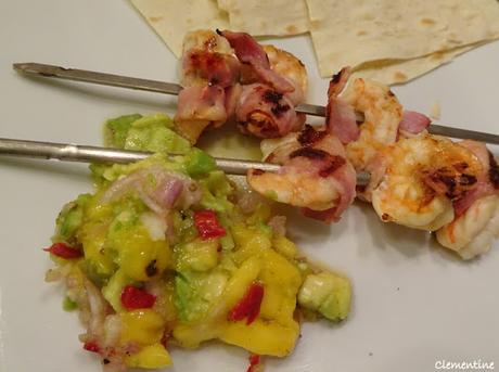Brochettes de crevettes avec salsa de mangue