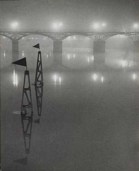 Brassaï (pseudonyme de Gyula Halász, Le Pont des Arts dans le brouillard, Paris, vers 1932-35