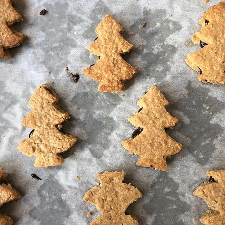 sapins en flocons d’avoine épicés fourrés au chocolat