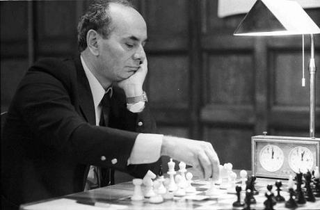 Lajos Portisch, un joueur d'échecs hongrois né en 1937 à Zalaegerszeg (Hongrie)