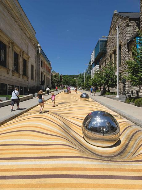 Une œuvre anamorphique transforme une rue de Montréal en désert de sable