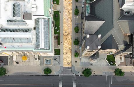 Une œuvre anamorphique transforme une rue de Montréal en désert de sable