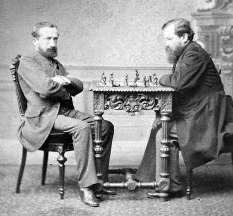 Le match du premier championnat du monde d'échecs entre Zuckertort et Steinitz, ce dernier sorti victorieux (10+ 5- 5=).
