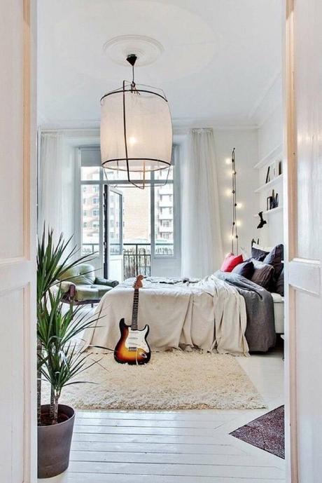chambre artiste déco bois et blanc tapis à frange guitare électrique guirlandes lumineuses