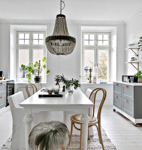 cuisine élégante sobre déco bois et blanc meuble grisé tabouret en fourrure style scandinave