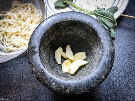 Provence et Japon dans un bol – Aïgo boulido et udon (soupe d’ail et de sauge)