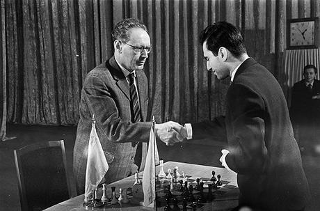 Botvinnik regagna son titre dans le match revanche contre Tal sur le score de 13–8 (+10 −5 =6).