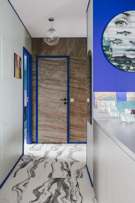 porte entrée appartement bois encadrement boisure peinte bleu klein fluo design