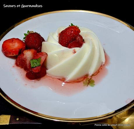 Pann Cotta au yaourt, basilic et fraises concassées. Yoghurt panna cotta with basil and crushed strawberries.