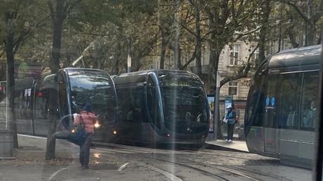 Moins de gens = tram moins bondé ; moins de tram = ?