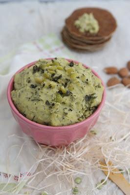 Houmous de pois cassés à l'amande et à la menthe
