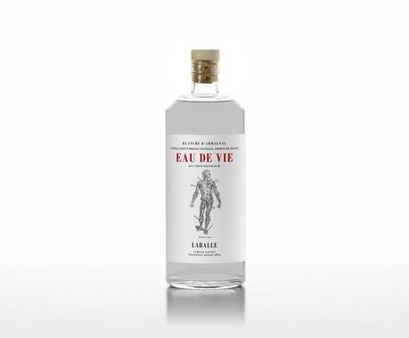 Eau-de-vie, une Blanche d'Armagnac 100% Folle Blanche (43%), rappelle les origines de l’Armagnac en France, tel un remède contre l’oubli d’une appellation. Un retour à la source !