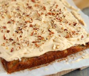 Cake à la banane et noix avec glaçage