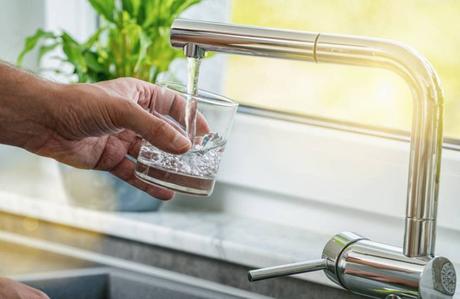 L’eau du robinet a mauvais goût, que faire ?