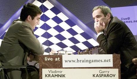 Grand maître international du jeu d'échecs, Vladimir Kramnik est devenu le 14ème champion du monde d'échecs de 2000 à 2007, en battant Garry Kasparov à Londres en 2000