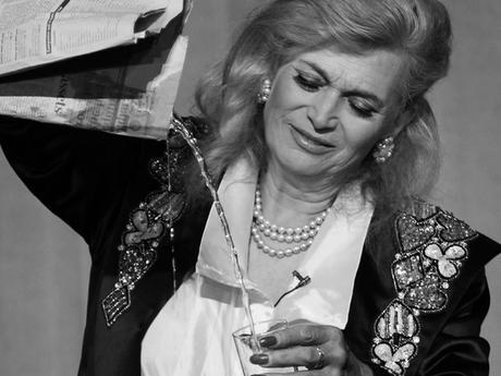 Magicienne Croyant Se Faire Disparaître Magicienne Croyant Se Faire Disparaître