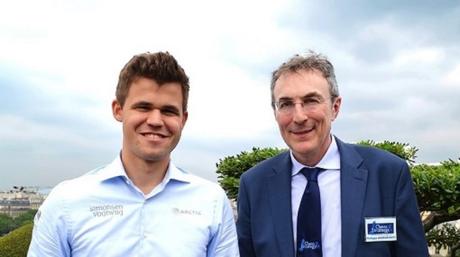 Magnus Carlsen et Philippe Dornbusch au Grand Chess Tour 2016 au siège à Paris du principal sponsor, le Groupe Vivendi - Photo  © Echecs & Stratégie