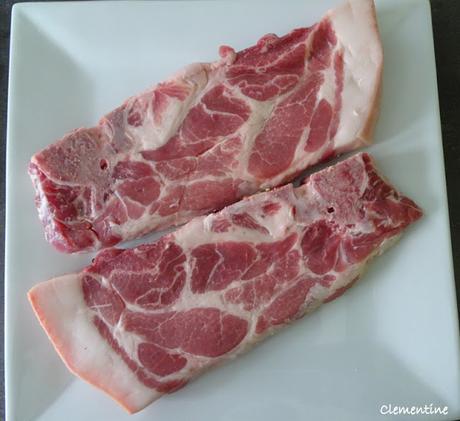 Côtelette de porc avec sauce verte aux herbes