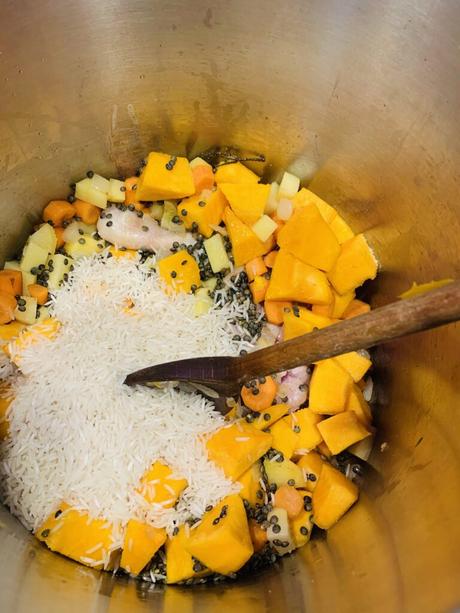 La soupe diri mama : Soupe rustique de riz, au poulet, aux légumes et lentilles vertes ! Une recette nostalgique à souhait !